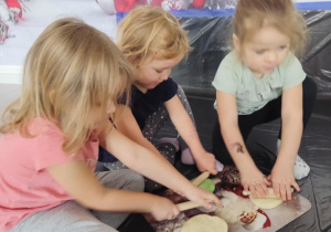 Dzieci bawią się sensorycznymi masami.