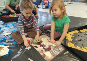 Dzieci bawią się sensorycznymi masami.