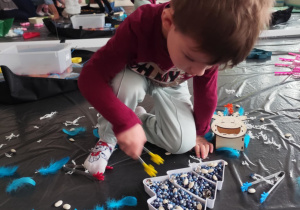 Chłopiec przesypuje ryż.