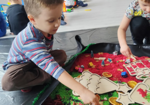 Dzieci bawią się sensorycznymi masami.