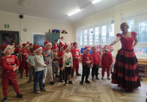 Dzieci biorą udział w tańcu.