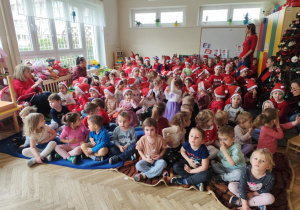 Dzieci oglądają tańce operowe.