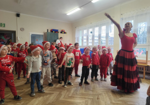 Dzieci biorą udział w tańcu.