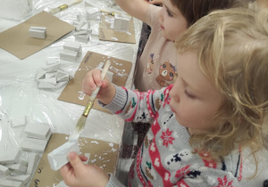 Dziewczynka muruje swoją choinkę.