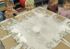 Dzieci przygotowują się do murowania.