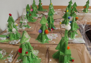 Gotowe choinki zrobione przez dzieci z grupy I.