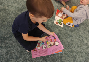 Dzieci przeglądają ulubione książeczki.