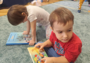 Dzieci przeglądają ulubione książeczki.