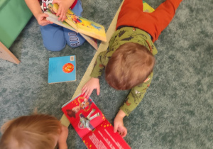 Dzieci przeglądają ulubione książeczki.