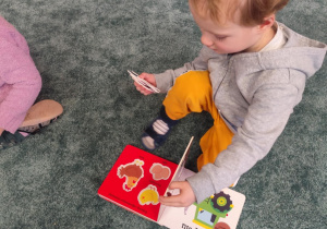 Dzieci przeglądają ulubione książeczki.