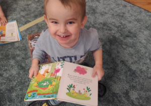 Dzieci przeglądają ulubione książeczki.