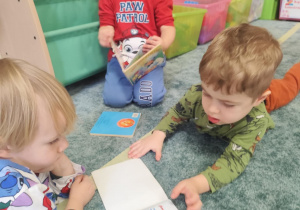 Dzieci przeglądają ulubione książeczki.