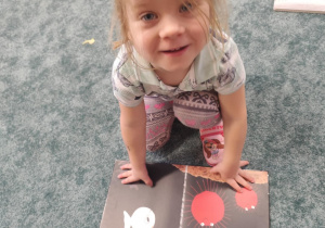 Dzieci przeglądają ulubione książeczki.