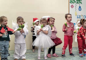 Dzieci recytują wiersze i śpiewają piosenki.