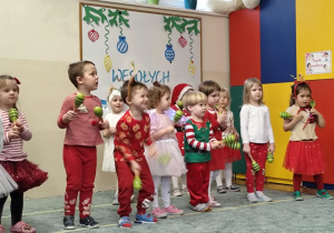 Dzieci recytują wiersze i śpiewają piosenki.