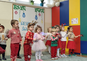 Dzieci recytują wiersze i śpiewają piosenki.