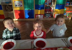 Dzieci spożywają barszcz czerwony.