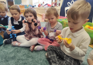 Dzieci oglądają rzutki.