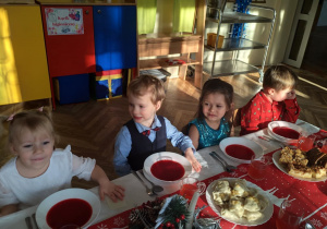 Dzieci spożywają barszcz czerwony.