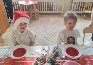 Dzieci spożywają barszcz czerwony.