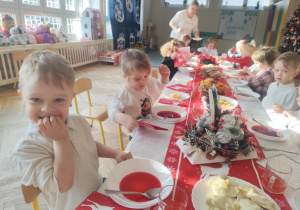 Dzieci spożywają barszcz czerwony.