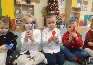 Dzieci oglądają rzutki.