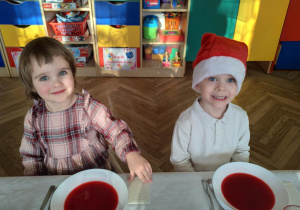 Dzieci spożywają barszcz czerwony.