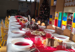 Uroczyste przystrojenie stołu.