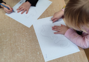 Dzieci wykonują pracę indywidualną.