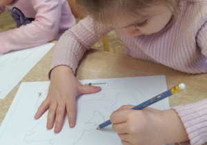 Dziewczynka wykonuje pracę indywidualną.