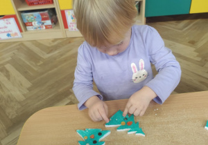 Dziewczynka wykonuje choinkę.