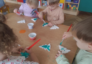 Dzieci wykonują choinki.