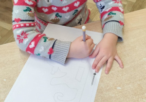 Dziewczynka wykonuje pracę indywidualną.