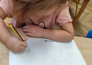 Dziewczynka wykonuje pracę indywidualną.