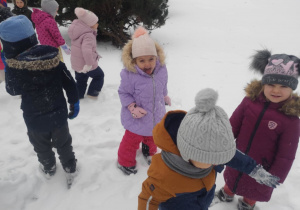 Dzieci bawią się na śniegu.