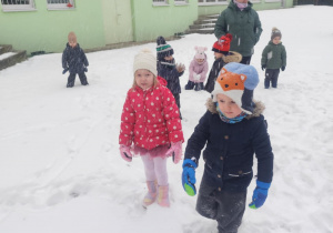 Dzieci bawią się na śniegu.