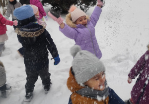 Dzieci bawią się na śniegu.