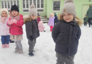 Dzieci bawią się na śniegu.