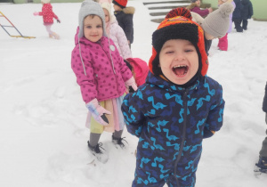 Chłopiec uśmiecha się do zdjęcia.