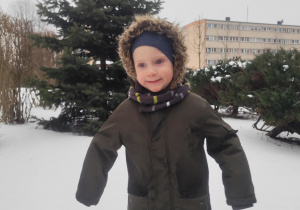 Chłopiec pozuje do zdjęcia.