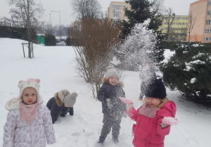 Dzieci bawią się na śniegu.