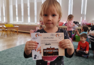 Dziewczynka otrzymała dyplom.
