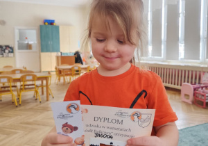 Dziewczynka otrzymała dyplom.