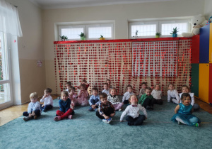 Dzieci czekają na zaproszonych gości.