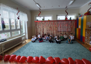 Dzieci czekają na występ.