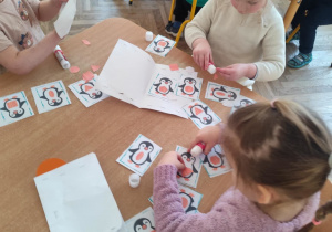 Praca stolikowa, dopasowywanie figur do pingwinków.