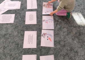 Dziewczynka układa opowieść pszczoły wg chronologii.