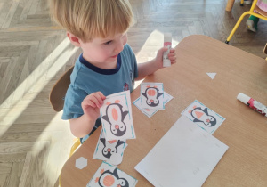 Praca stolikowa, dopasowywanie figur do pingwinków.