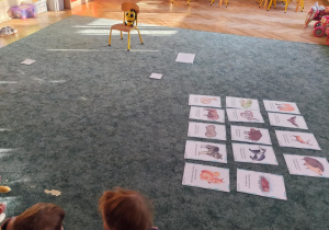 Dzieci zapoznają się z ilustracjami zwierząt.