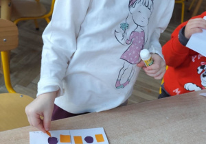 Dziewczynka wykonuje pracę indywidualną.